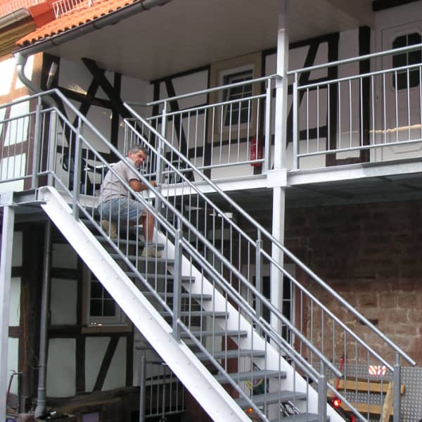 Bild einer Außentreppe eines Fachwerkhauses. Architekturbeispiel eines Umbaus.