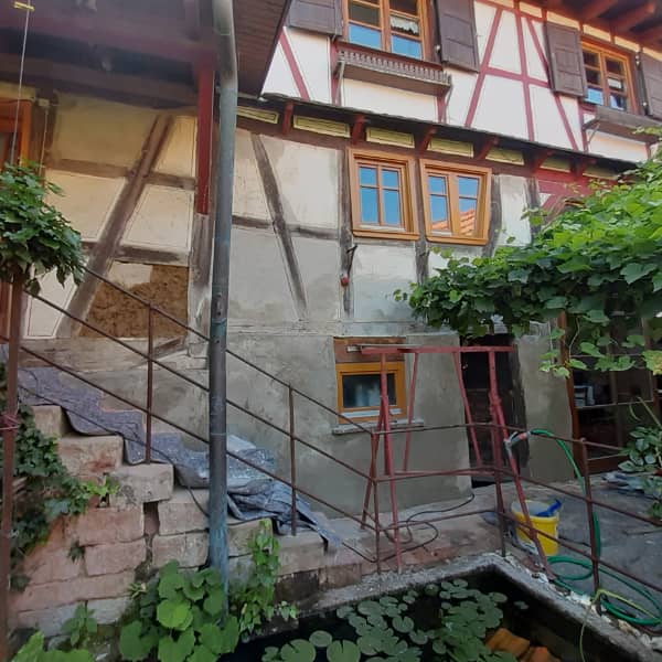 Bild eines alten Fachwerkhauses, Landhauses mit einer Außentreppe. Aufnahme vor Baubeginn Architekturbeispiel eines Umbaus.